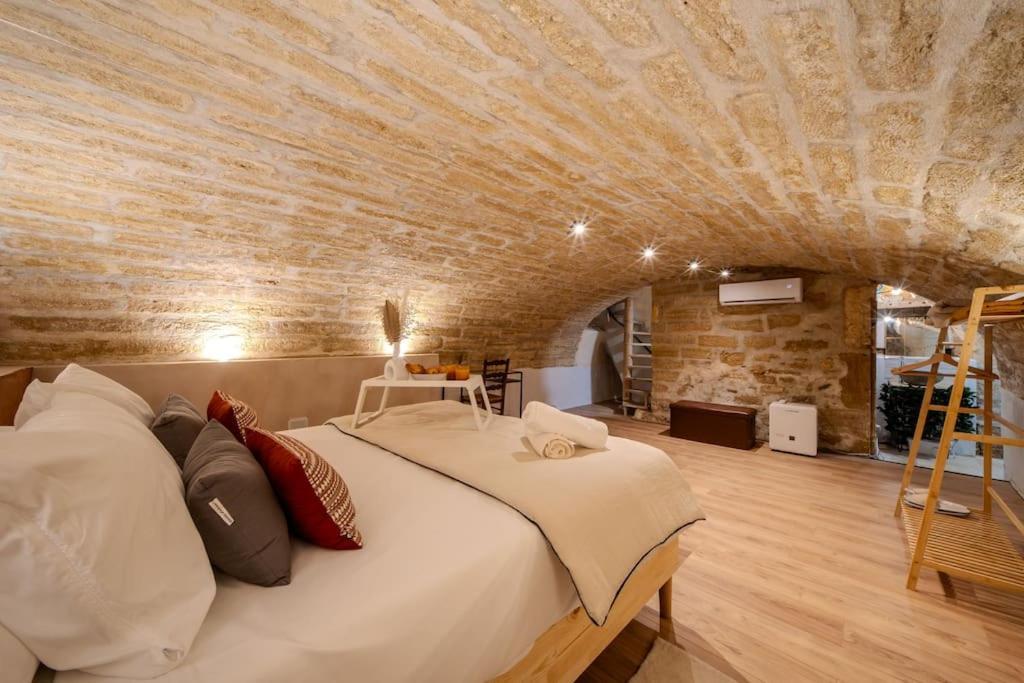 La Suite Eximia Avec Patio - Parking Souterrain Inclus - Centre Historique モンペリエ エクステリア 写真